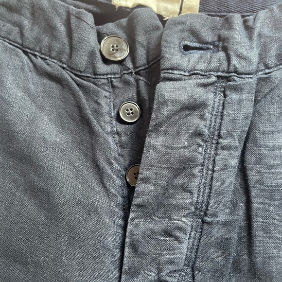 DKNY linen shorts. Navy blue Color.Pre loved 🥰. Size 36. Condition 10:10 - Picture 3 of 5